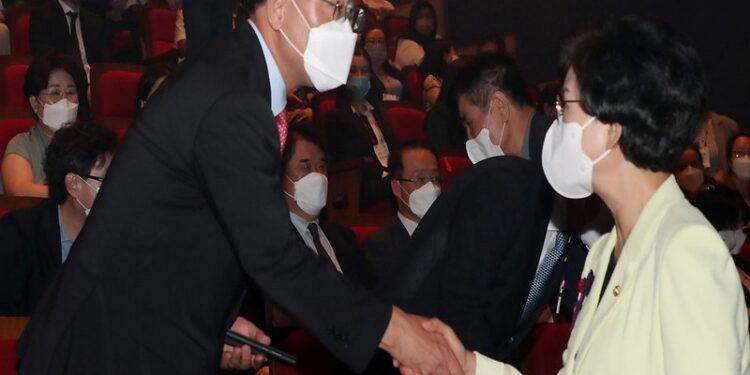 [머니S포토] 재외한국어교육자 국제학술대회, 인사 나누는 '주호영' – 머니S – Money S