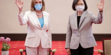 차이잉원 만난 펠로시, 시진핑 겨냥 “대만 민주주의 수호”