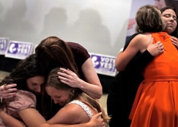 ‘보수 캔자스’ 주민투표도 ‘임신중지권’ 택했다…미 중간선거 예고편?