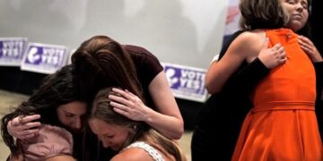 ‘보수 캔자스’ 주민투표도 ‘임신중지권’ 택했다…미 중간선거 예고편?