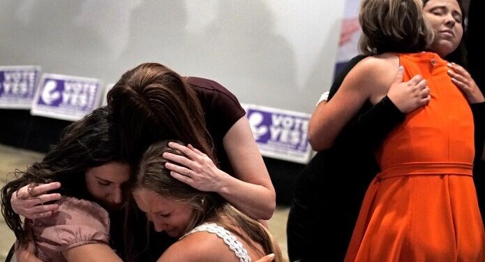 ‘보수 캔자스’ 주민투표도 ‘임신중지권’ 택했다…미 중간선거 예고편?