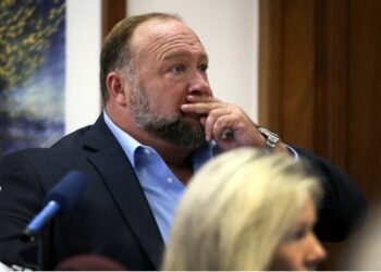 미 법원, “총기난사는 조작” 음모론자에 410만달러 배상 평결