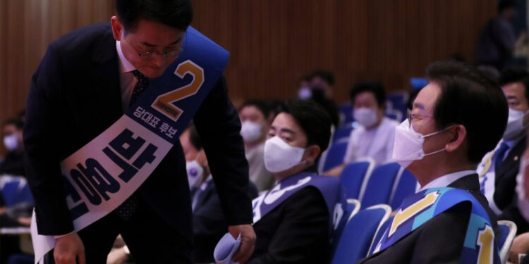 이재명, 박용진에 '노룩 악수' 논란…휴대전화만 응시 – YTN