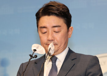 강훈식 민주당 대표 경선 사퇴…이재명·박용진 맞대결 구도로 – 한겨레