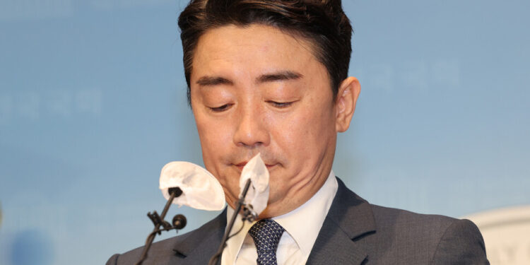 강훈식 민주당 대표 경선 사퇴…이재명·박용진 맞대결 구도로 – 한겨레