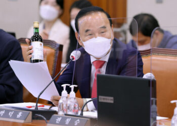 국힘, 이해충돌 논란 '박덕흠 사무총장' 없던 일로 – 한겨레