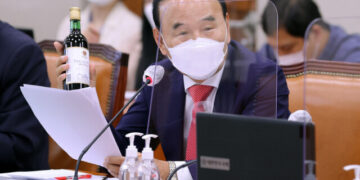 국힘, 이해충돌 논란 '박덕흠 사무총장' 없던 일로 – 한겨레