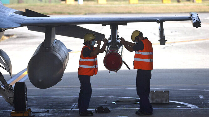 대만군, 작년 도입한 최신 전투기 미사일 장착 장면 공개