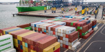 물가 폭등에 영국 최대 컨테이너 항구 노조 파업