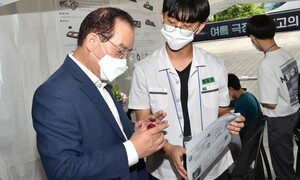 [포토] 부산과학축전 개막식서 기술상 시상하는 하윤수 교육감