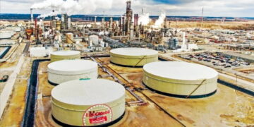 휴가철에도 줄어든 美 기름 수요…국제유가 5개월새 27 뚝