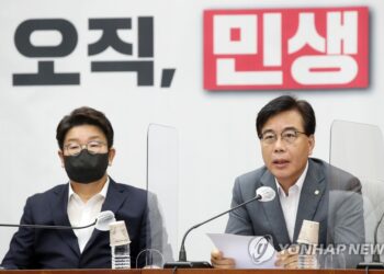 與 “‘확대명’ 민주당, ‘개딸’ 팬덤정치…언제든 또 폐족될 것”