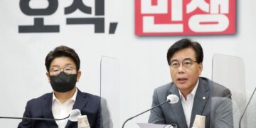 與 “‘확대명’ 민주당, ‘개딸’ 팬덤정치…언제든 또 폐족될 것”