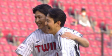 [스포츠 영상] 이정재-정우성 시구·시타 ‘보기만 해도 훈훈해’