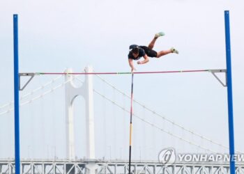 모로타, 부산 국제장대높이뛰기 여자 일반부 우승…4ｍ10