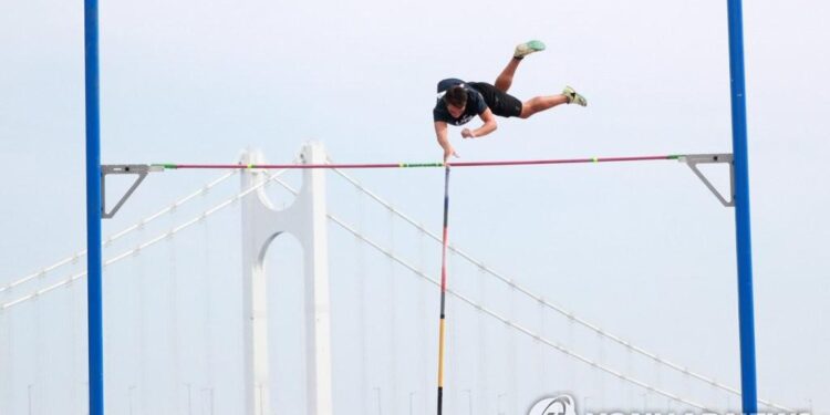 모로타, 부산 국제장대높이뛰기 여자 일반부 우승…4m10