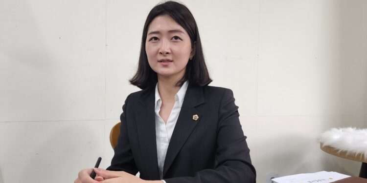 ‘워킹맘’ 장윤정 “청년·여성 등 약자 스피커, 제 역할” [쿡 청년정치]