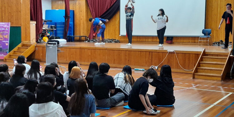 진안군, 학교폭력예방 참여형 논술개그 공연