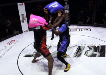 링 위에서 제대로…당당히 스포츠로 진화한 베개 싸움