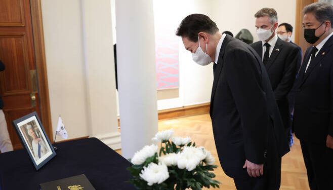 “윤 대통령 엘리자베스 장례식 참석을”···바이든·마크롱·나루히토 등 현장 조문 – 아시아엔 THE AsiaN