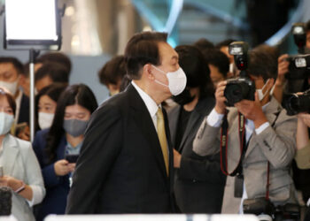 [속보] 尹, 이재명 소환 통보에 “경제와 민생이 우선…기사 꼼꼼히 읽을 시간 없어”