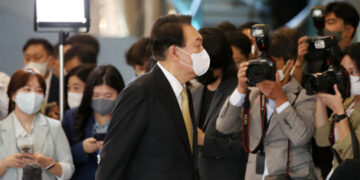 [속보] 尹, 이재명 소환 통보에 “경제와 민생이 우선…기사 꼼꼼히 읽을 시간 없어”