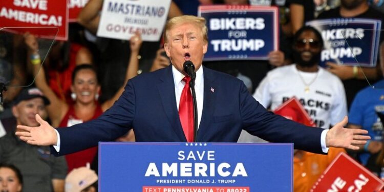 트럼프 “바이든은 국가의 적”…전·현직 대통령 결전장 된 미 중간선거