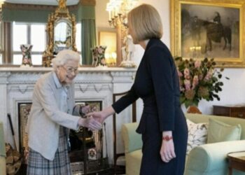 트러스 신임 영국 총리, 엘리자베스 여왕 만나 정식 임명