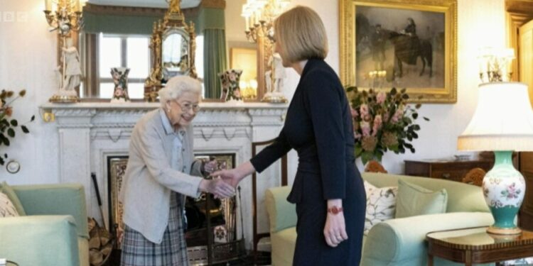 트러스 신임 영국 총리, 엘리자베스 여왕 만나 정식 임명