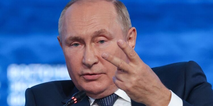 푸틴의 겁박…“석유 가격 상한제 참여국엔 아예 에너지 끊겠다”