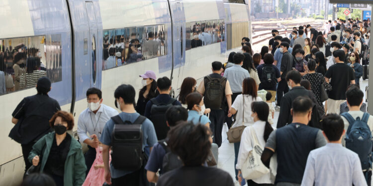 추석 연휴 시작…밥상머리 정치 화두는?