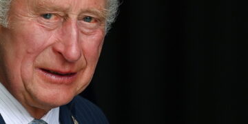 찰스, 영국 국왕 즉위…“어머니 죽음, 가장 큰 슬픔의 시간”