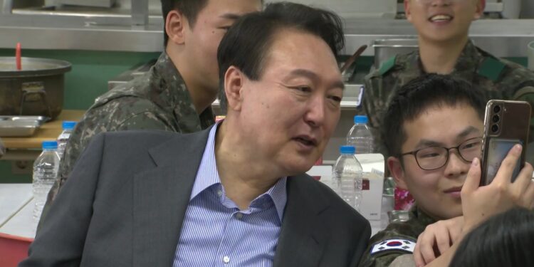 [정치]尹, 수방사 격려 오찬…장병 부모들과 ‘즉석 영상통화’