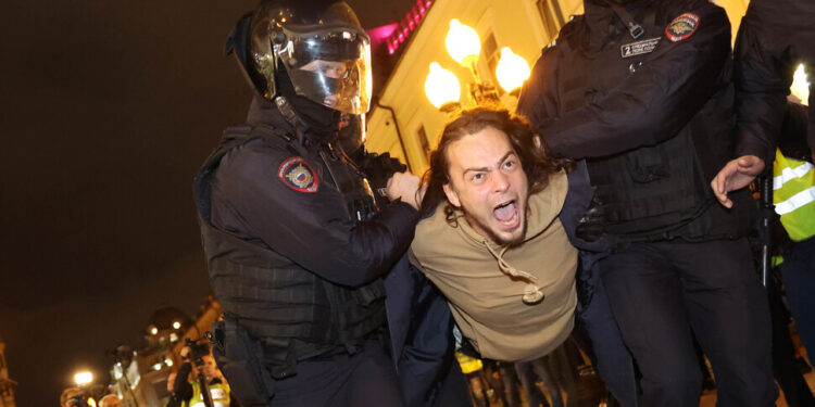 푸틴, 동원령 ‘정치 도박’…우크라 전쟁 러시아 권력 기반 흔드나