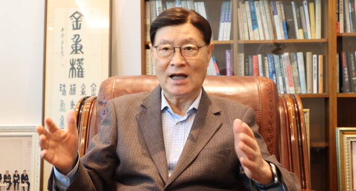 [인터뷰] 김중권 전 민주당 대표 “정치를 풀어가기 위해선 수뇌부가 너무 앞장서면 안돼”