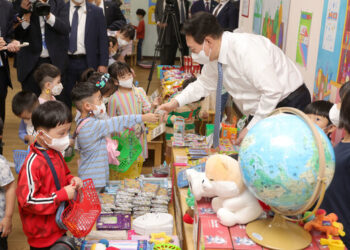 어린이집 찾은 윤 대통령 “아나바다가 무슨 뜻이에요?” – 한겨레