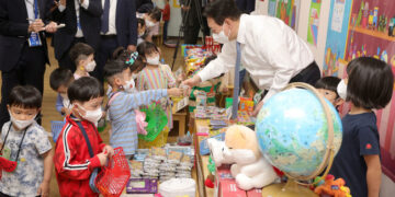 어린이집 찾은 윤 대통령 “아나바다가 무슨 뜻이에요?” – 한겨레