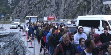 52살도 징병 중인 푸틴…러시아 국경엔 필사의 ‘탈출 행렬’