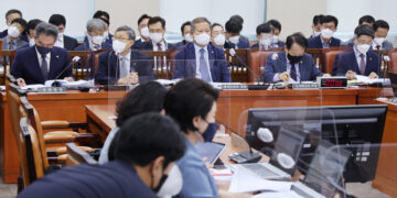 “정치보복” vs “철저 조사”···이재명 ‘성남FC 의혹’ 송치 두고 국회 행안위서 공방