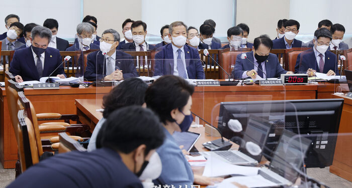 “정치보복” vs “철저 조사”···이재명 ‘성남FC 의혹’ 송치 두고 국회 행안위서 공방