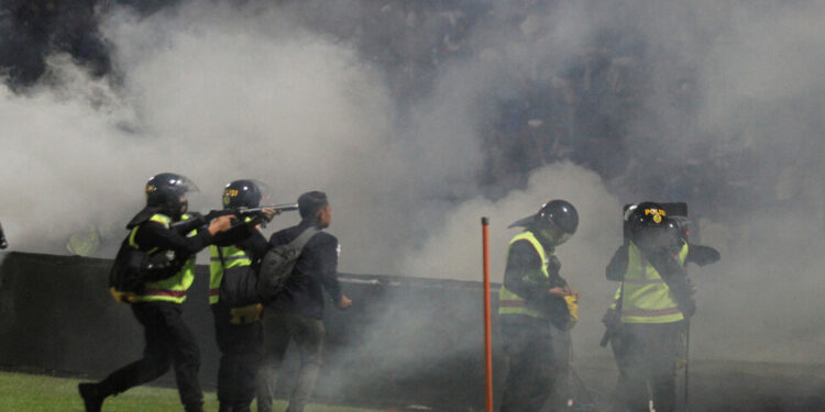 인도네시아 축구장 난동 사건 사망자 125명으로 수정