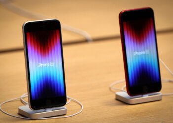 스마트폰 충전 ‘USB-C’만 허용…독불장군 애플 설 자리 없어졌다