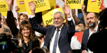 ‘난민의 아들’ 오스트리아 현직 대통령 6년 더 연임할 듯