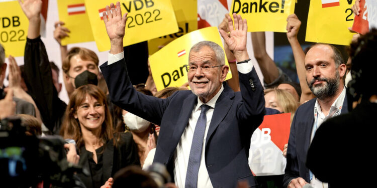 ‘난민의 아들’ 오스트리아 현직 대통령 6년 더 연임할 듯