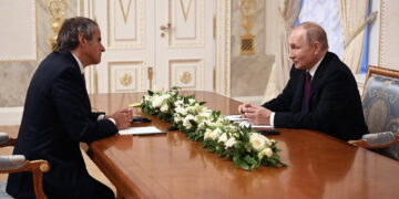 푸틴 “자포리자 원전 대화용의… 핵활동 정치적 레토릭 삼가자”