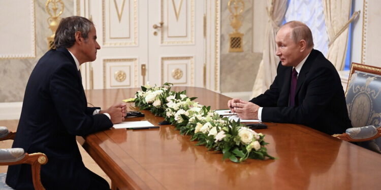 푸틴 “자포리자 원전 대화용의… 핵활동 정치적 레토릭 삼가자”