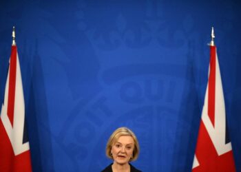 트러스의 굴욕…장관 바꾸고 법인세 예정대로 올린다