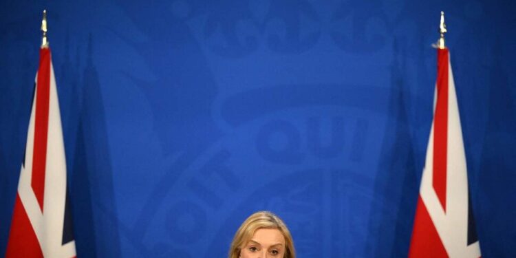 트러스의 굴욕…장관 바꾸고 법인세 예정대로 올린다