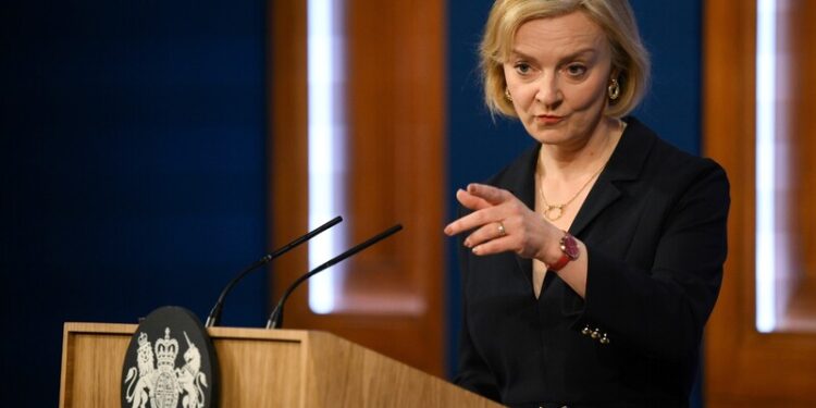 ‘감세안 역풍’ 트러스 총리 축출될까…핵심정책 정면 부정될 판