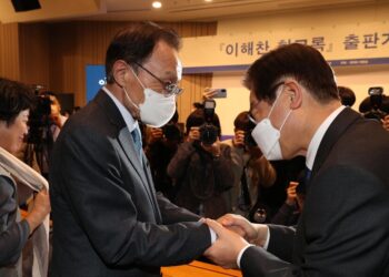 [포토] 야권 인사 한자리에…이해찬 전 대표 회고록 출판기념회 – 한겨레